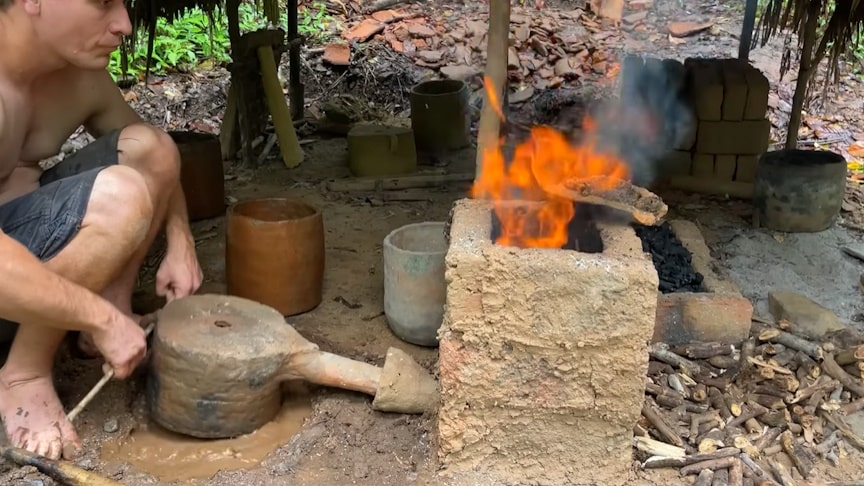 Primitivní výroba jednoduchého měchu poháněného vodou