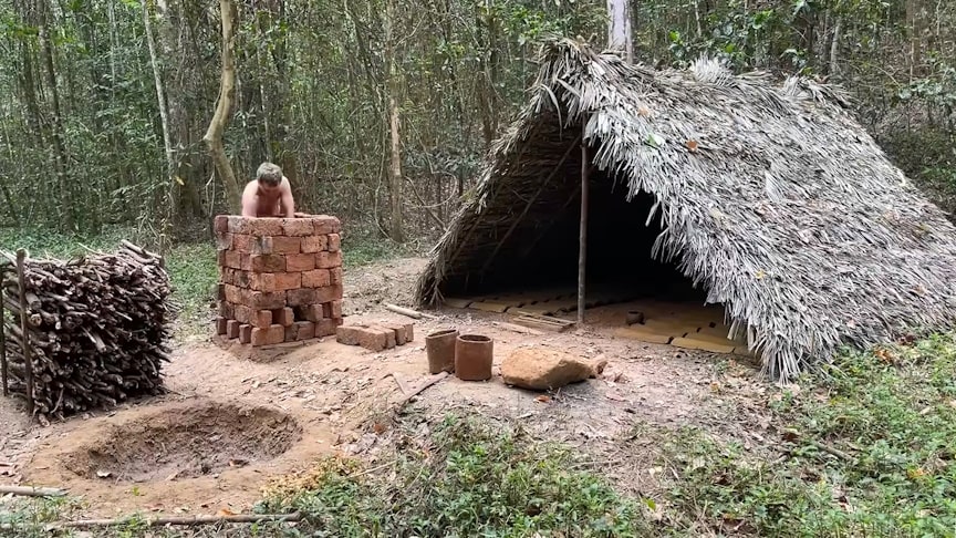 Primitivní technologie továrny na střešní tašky vypadá úchvatně