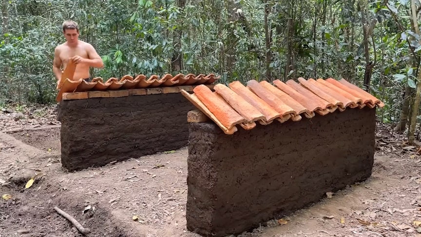 Budování hliněných stěn pokrytých dlaždicemi pomocí primitivní technologie